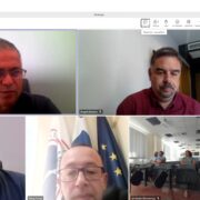 Ένα στιγμιότυπο οθόνης της κλήσης microsoft teams. Υπάρχουν πέντε παράθυρα και στο πέμπτο βλέπουμε πέντε άτομα ενώ στα άλλα τέσσερα βλέπουμε τους συμμετέχοντες.